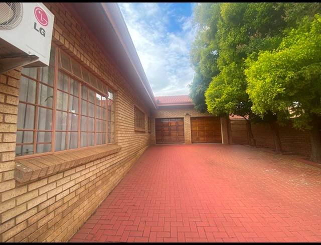 4 BEDROOM HOUSE FOR SALE IN EASTDENE